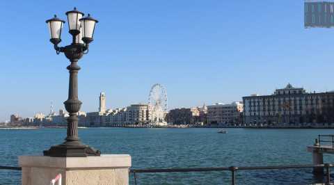 Bari, la travagliata e antica storia dei 197 iconici lampioni del lungomare 